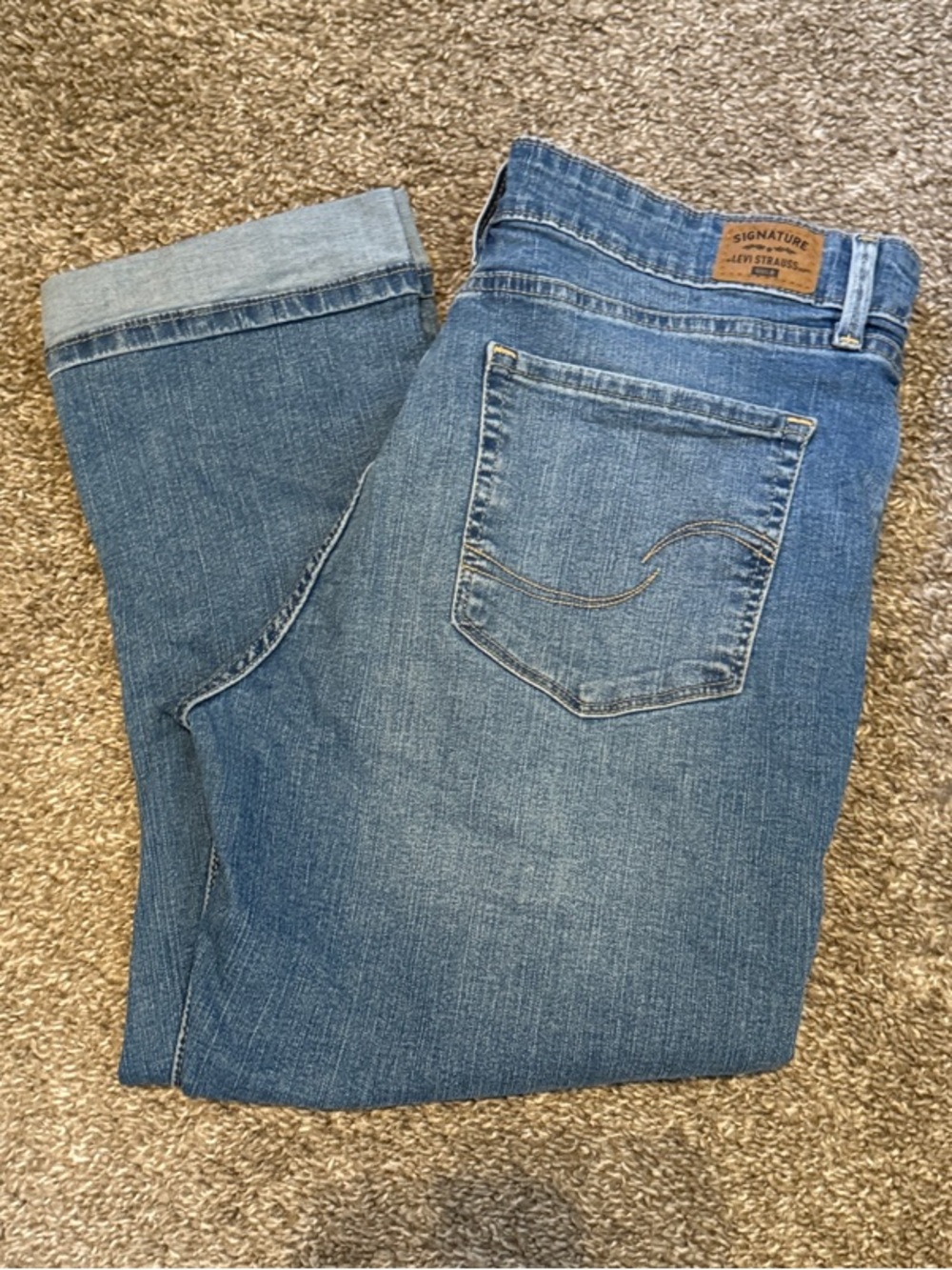 Women’s Levi Mid Rise Capri